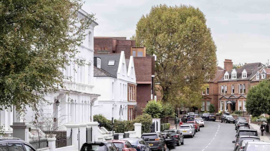 Hayhurst and Co tạo ra khoảng không gian thông tầng ba trong ngôi nhà phố Hampstead xây dựng vào những năm 1970