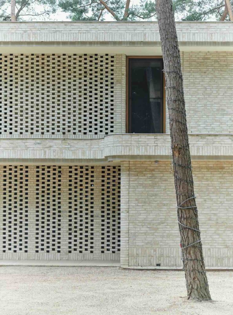 Jeroen Spee Architecten có một ngôi nhà ẩn mình trong một khu rừng ở Utrecht