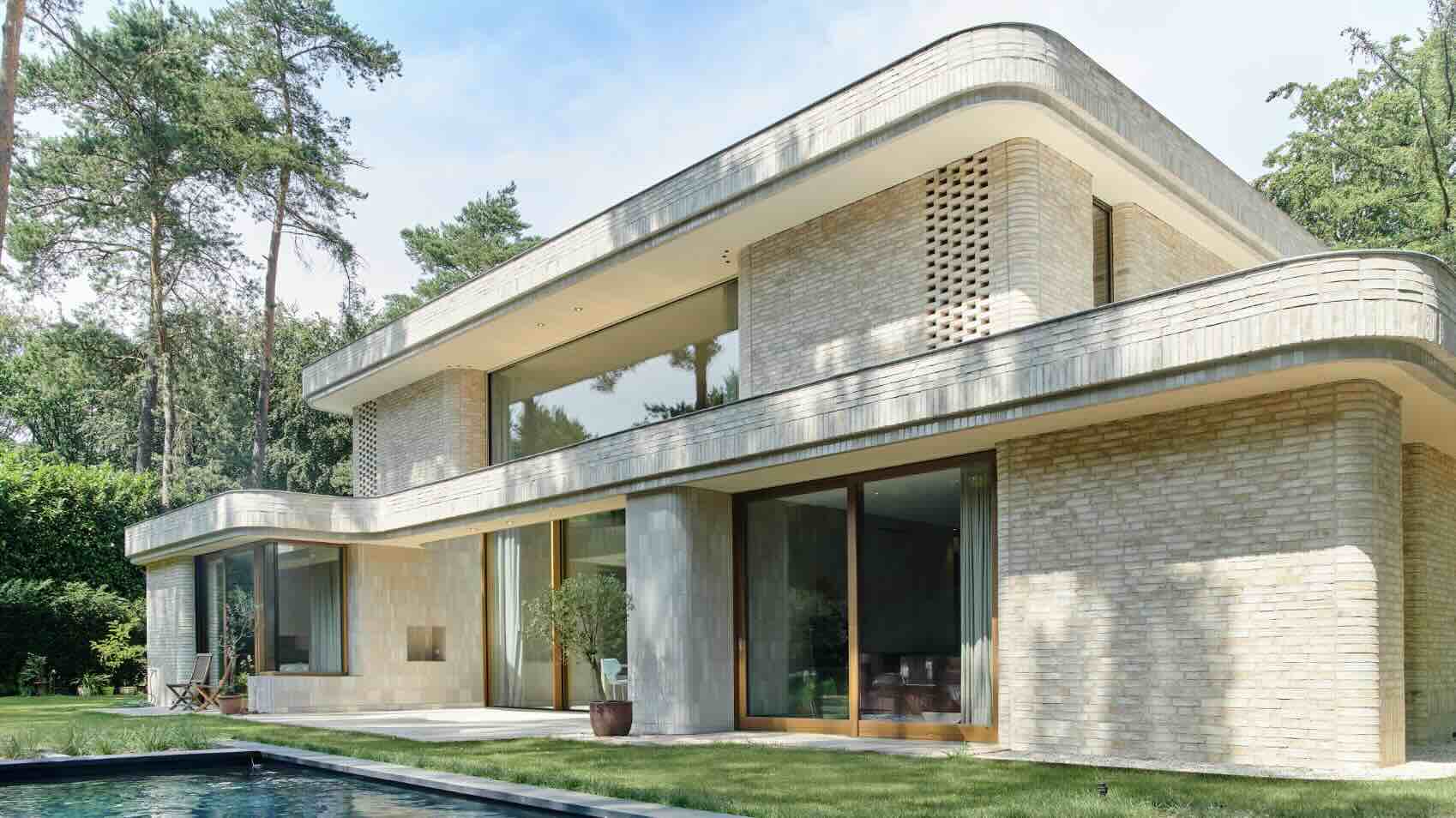 Jeroen Spee Architecten nép mình trong biệt thự gạch nhạt Villa Bilt trong rừng Hà Lan