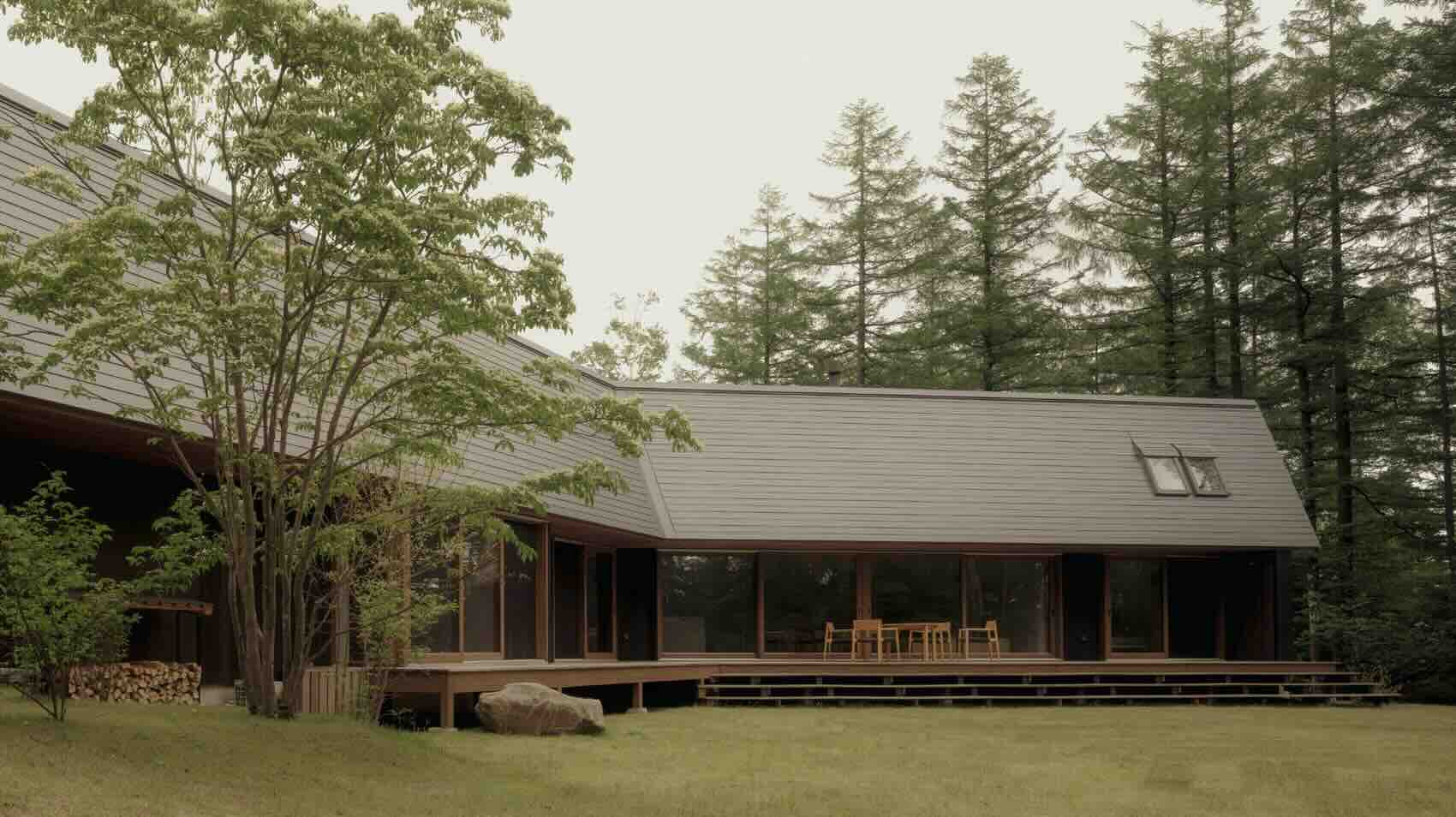 Keiji Ashizawa ốp gỗ tuyết tùng cháy xém cho ngôi nhà ở Yatsugatake