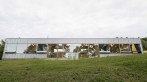 Mặt tiền nghiêng bao quanh ngôi nhà lắp ghép kiểu Séc do Papundekl Architects thiết kế.