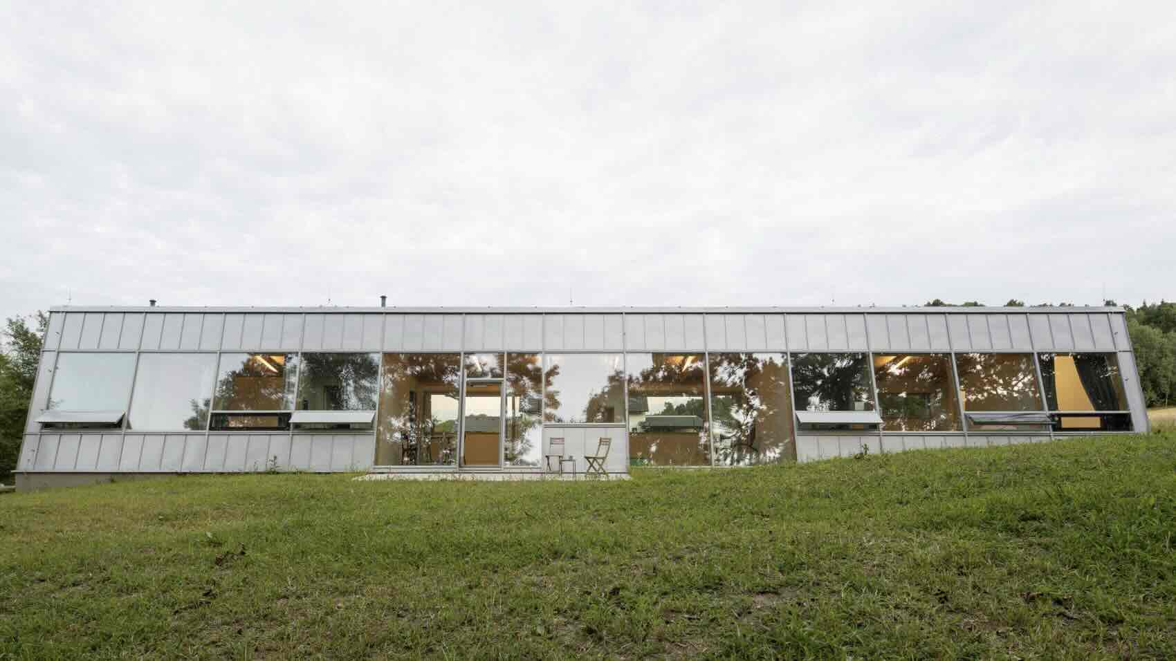 Mặt tiền nghiêng bao quanh ngôi nhà lắp ghép kiểu Séc do Papundekl Architects thiết kế.