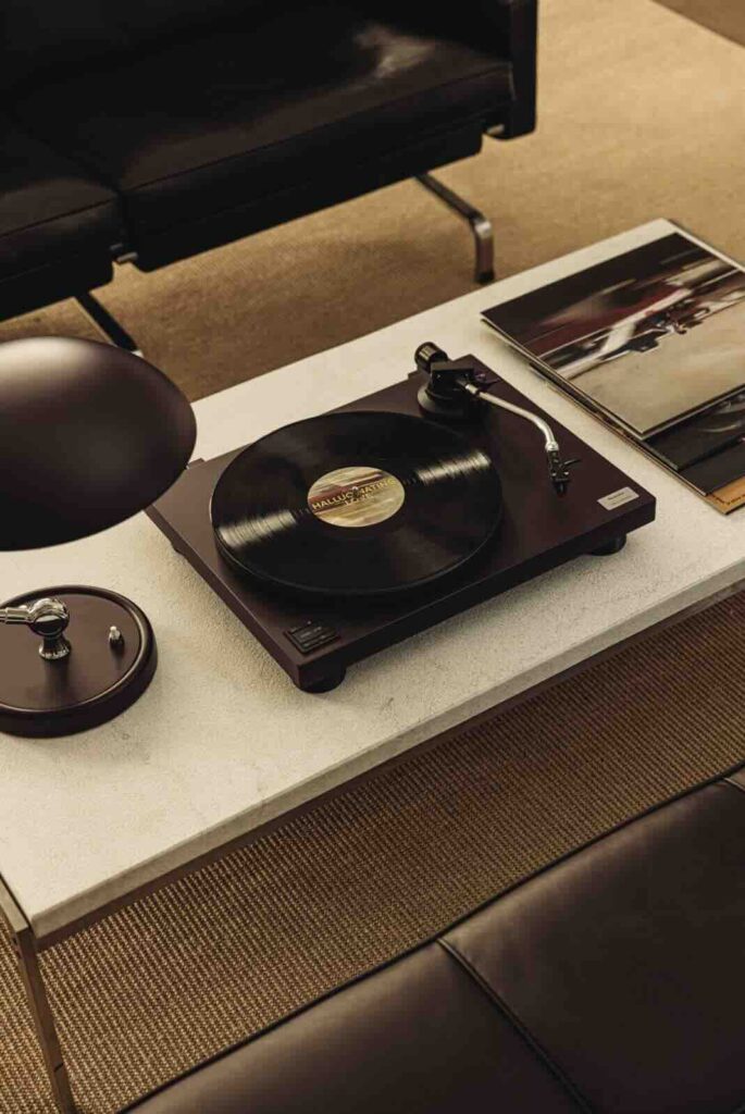 Một phiên bản tương tự của bàn xoay Technics SL 40CBT đã hoàn thiện bộ sưu tập