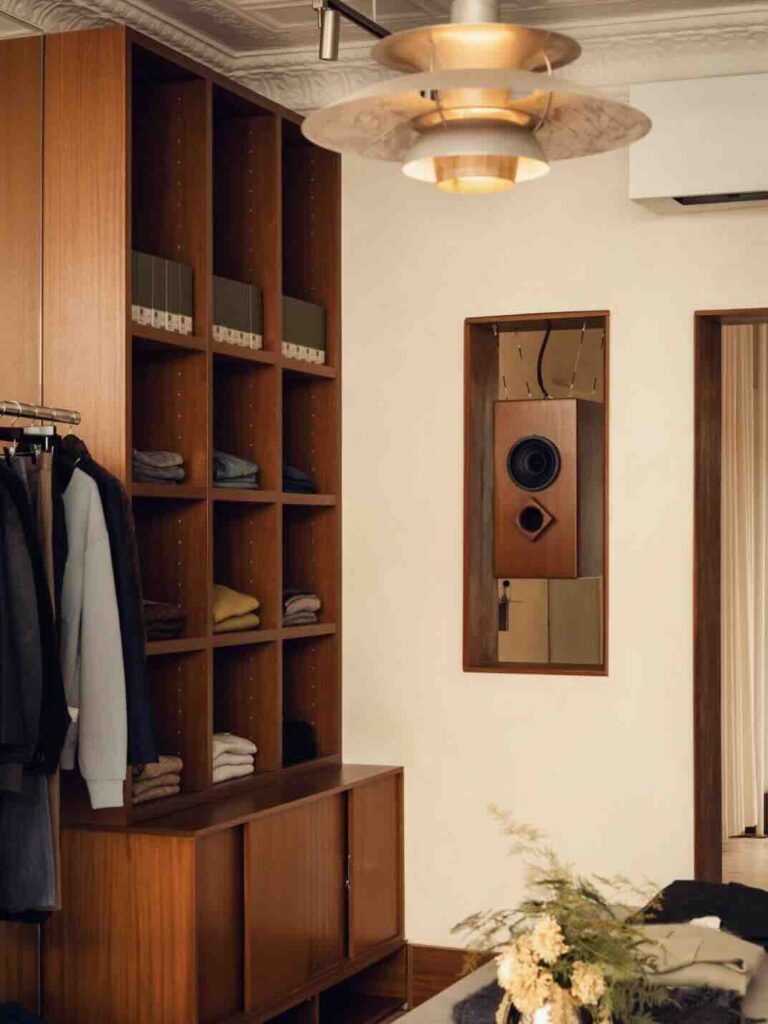 Nhóm thợ đã đục các lỗ trên bức tường ngăn để đặt loa.