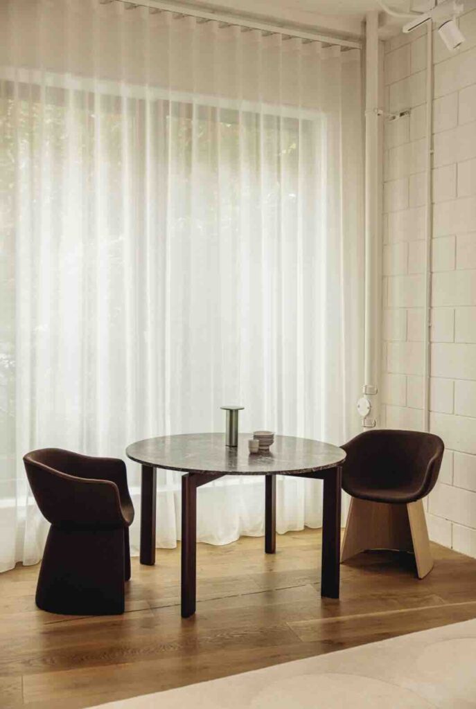 Phiên bản mới của chiếc ghế Monolit do Cecilie Manz thiết kế là một phần của buổi giới thiệu.