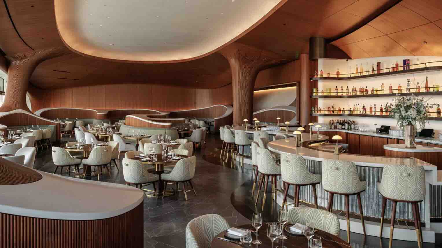 Tập đoàn Rockwell Group đã loại bỏ các góc vuông 90 độ khi thiết kế nhà hàng Skywalker Grill tại Bảo tàng Lucas.
