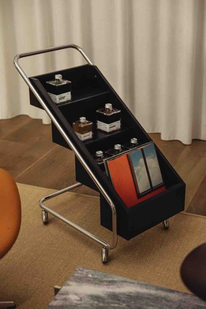 Triển lãm cũng trưng bày một số đồ nội thất khác của Fritz Hansen