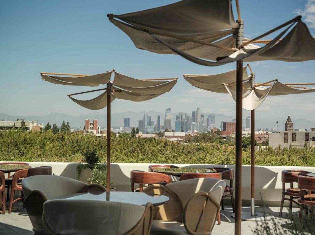 Từ sân thượng có thể ngắm nhìn toàn cảnh Los Angeles.