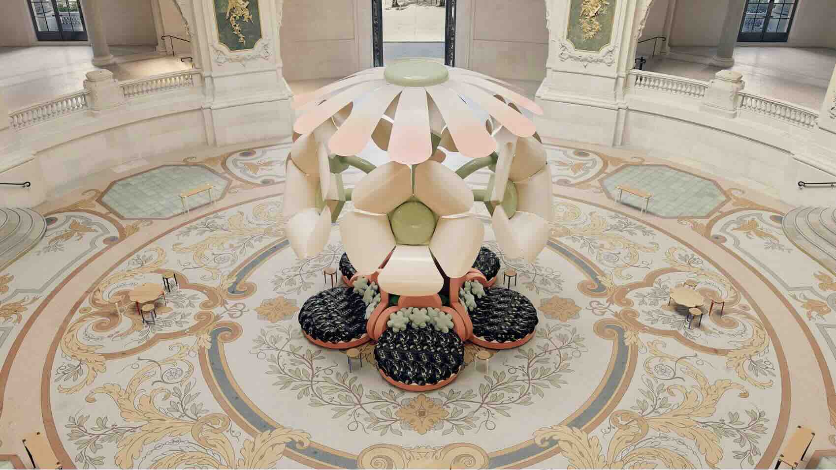 Uchronia lắp đặt tác phẩm điêu khắc hoa khổng lồ tại Grand Palais nhân dịp Tuần lễ Thiết kế Paris