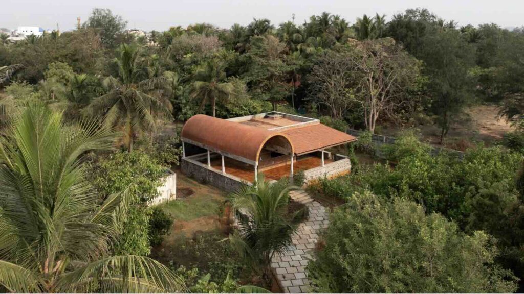 Các biển chỉ dẫn của Spaces by Manah hướng đến trung tâm cộng đồng Chennai với mái vòm hình thùng
