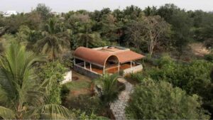 Các biển chỉ dẫn của Spaces by Manah hướng đến trung tâm cộng đồng Chennai với mái vòm hình thùng