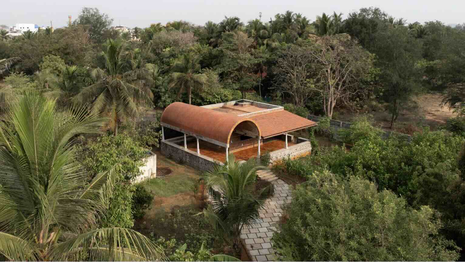 Các biển chỉ dẫn của Spaces by Manah hướng đến trung tâm cộng đồng Chennai với mái vòm hình thùng
