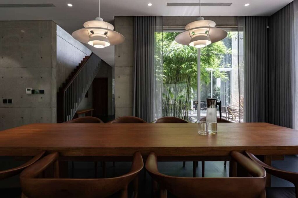Các bức tường kính bao quanh tầng trệt của ngôi nhà.
