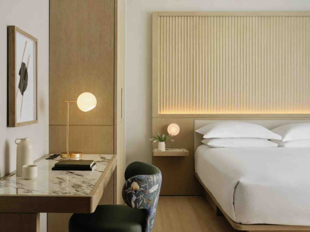 Các chi tiết trang trí bằng gỗ sồi trắng tích hợp nhiều món đồ nội thất khác nhau trong các phòng khách