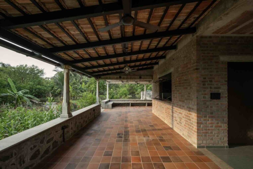 Các cột đá granit và gạch Mangalore làm tôn lên vẻ đẹp của các bức tường gạch của tòa nhà.