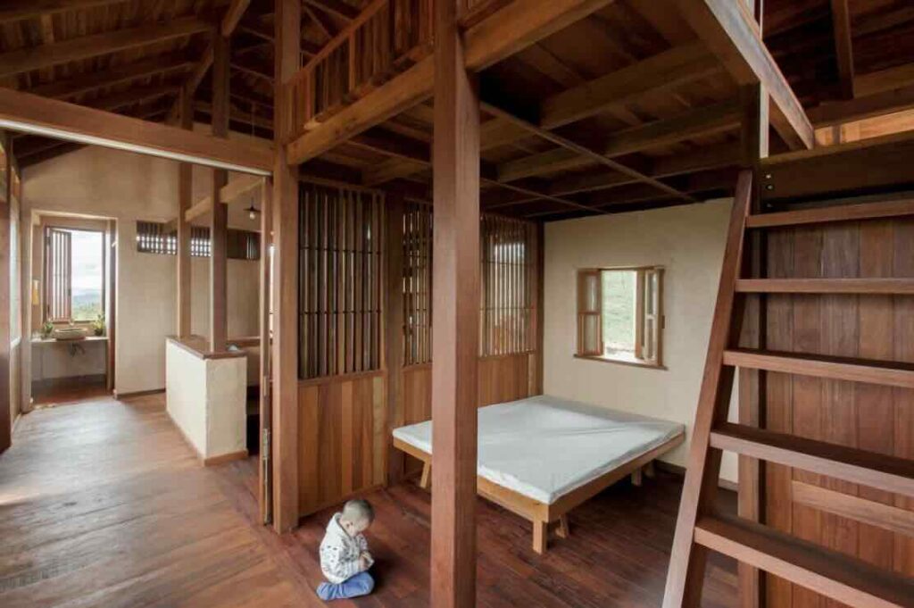 Các tấm chắn bằng gỗ dạng nan giúp che nắng và lưu thông không khí.