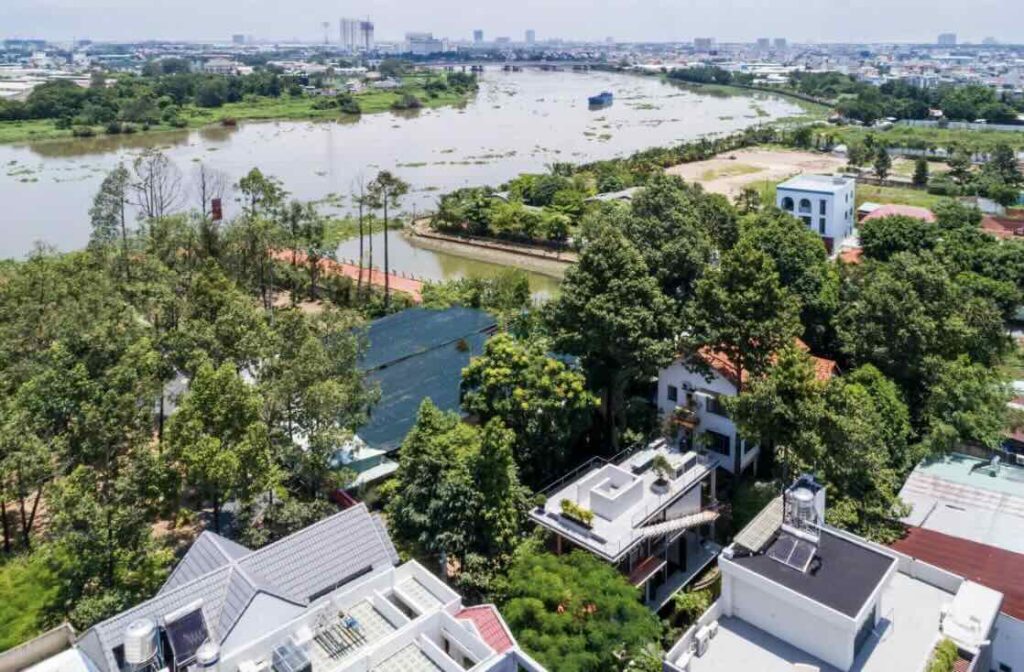 Công trình này được xây dựng trên cao so với mặt đất để giảm thiểu tác động của lũ lụt.