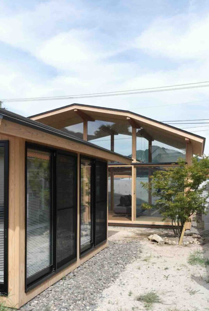 Công ty Enter-Archi đã thiết kế một ngôi nhà ở Nhật Bản với mái dốc không đều.
