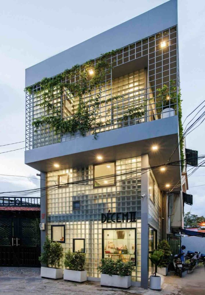 Công ty ROOM+ Design & Build đã xây dựng các bức tường của ngôi nhà bằng gạch kính.
