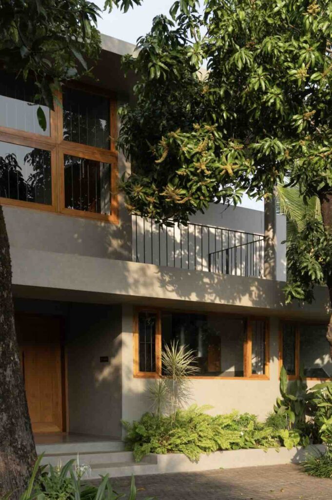 Công ty kiến ​​trúc InLe Architects đã hoàn thành một ngôi nhà rợp bóng cây xoài ở Kerala.