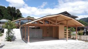 Mái nhà dốc không đều trên nóc ngôi nhà gỗ ở Yakami do Enter-Archi thiết kế