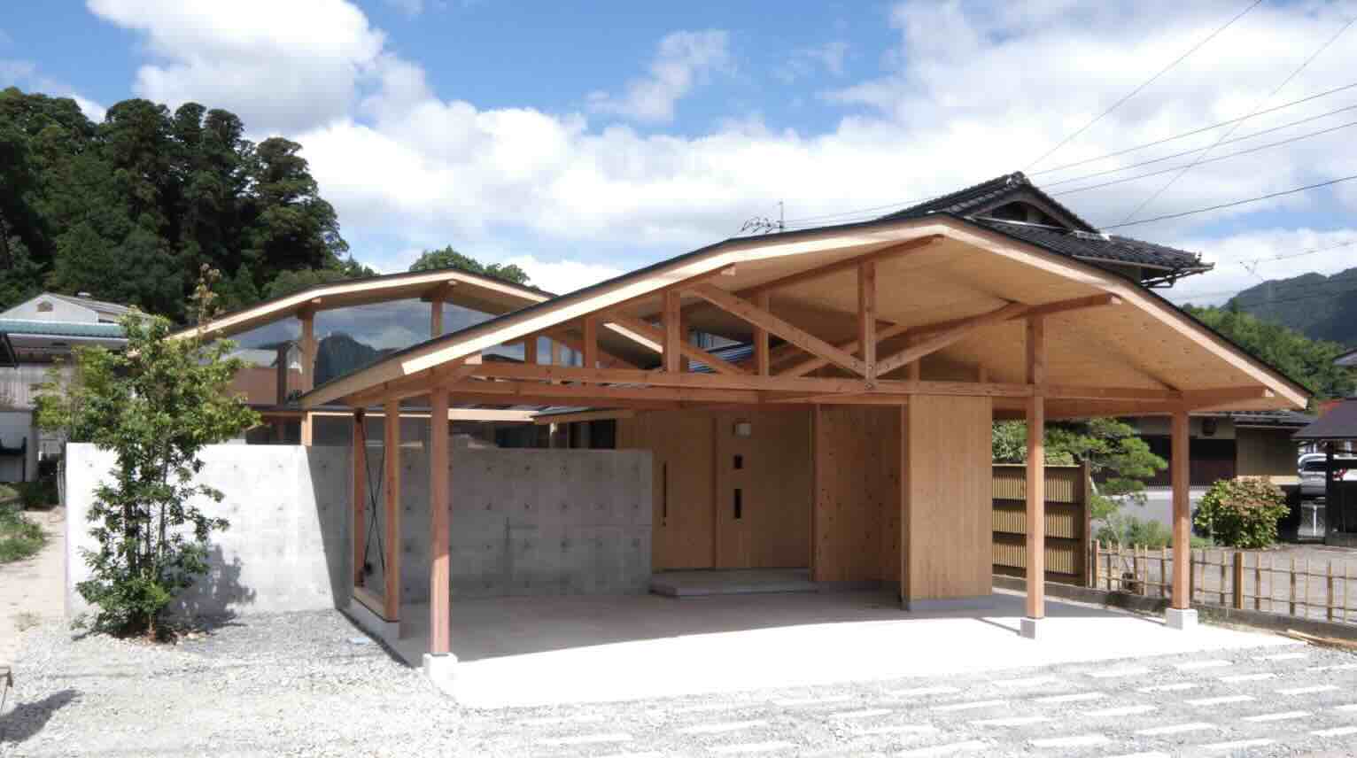 Mái nhà dốc không đều trên nóc ngôi nhà gỗ ở Yakami do Enter-Archi thiết kế