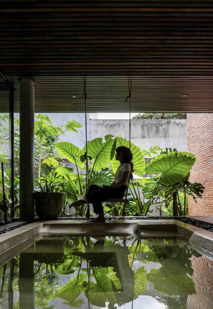 Ngôi nhà có bồn tắm jacuzzi và ao cá koi