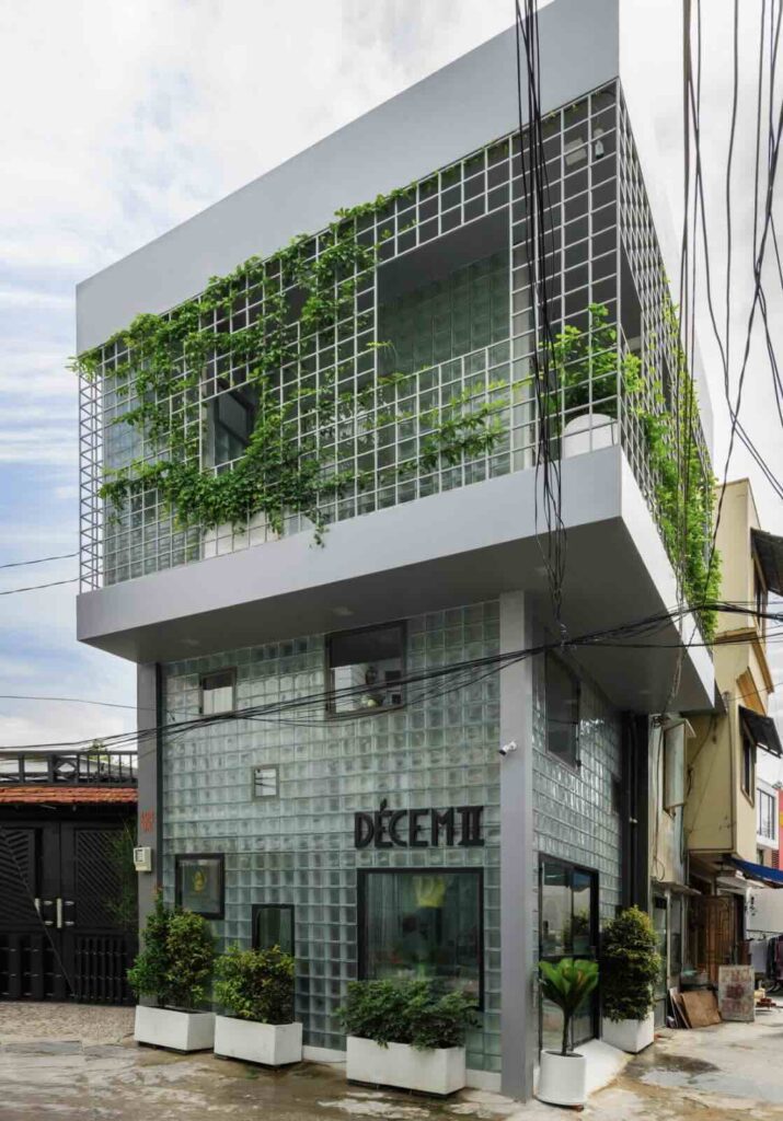Ngôi nhà nằm trên một con phố nhỏ ở Thành phố Hồ Chí Minh.