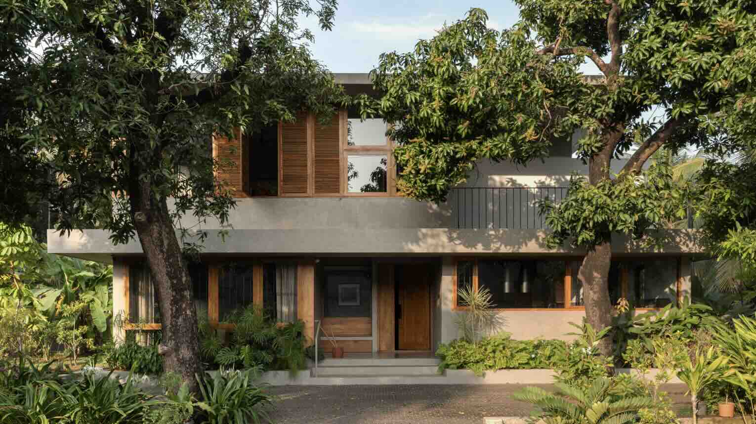 Những cây xoài che bóng mát cho ngôi nhà "thanh bình và yên tĩnh" ở Ấn Độ do InLe architects thiết kế.