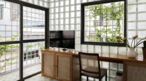 ROOM+ Design & Build thay thế tường nhà ở Thành phố Hồ Chí Minh bằng gạch kính.
