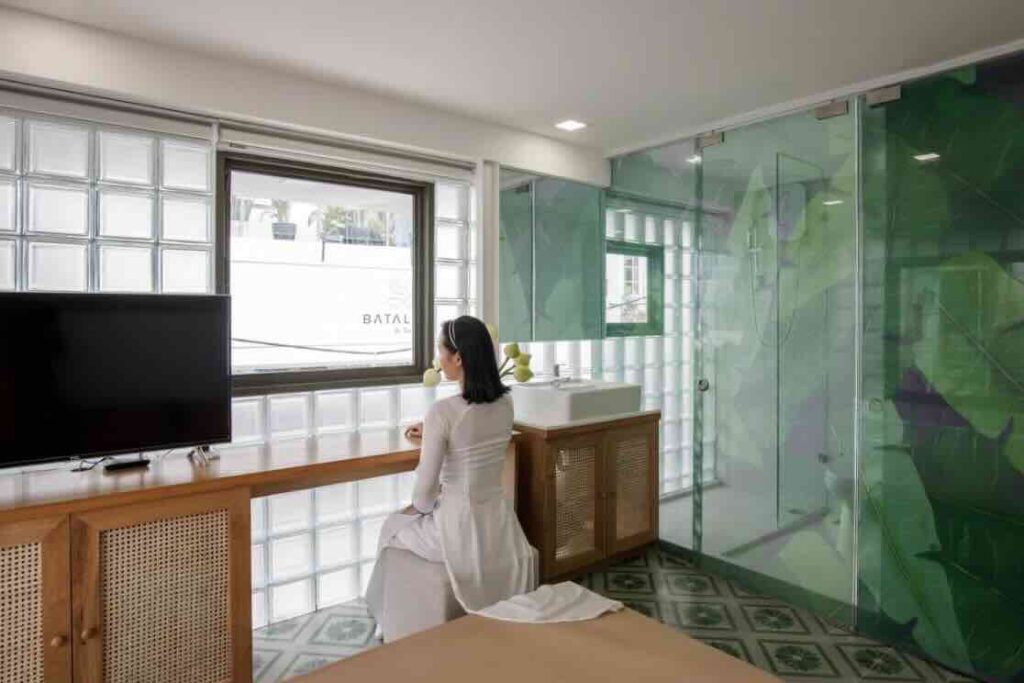 Tầng một bao gồm một phòng ngủ và một phòng tắm.