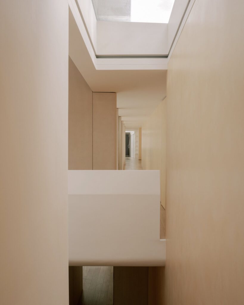 Đá travertine, gỗ và vữa vôi sần sùi được sử dụng để trang trí nội thất