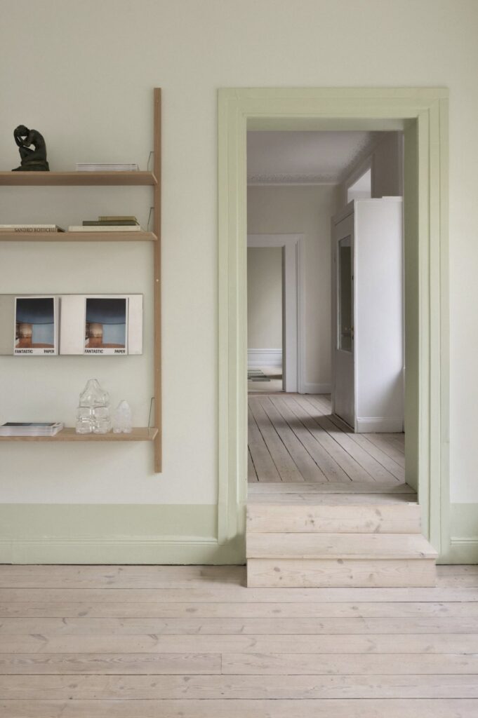 Một lối đi có khung màu xanh lá cây dẫn vào khu vực The Atelier