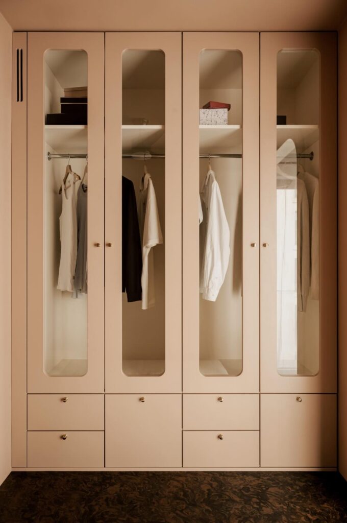 Tủ quần áo âm tường được bố trí dọc theo một bức tường