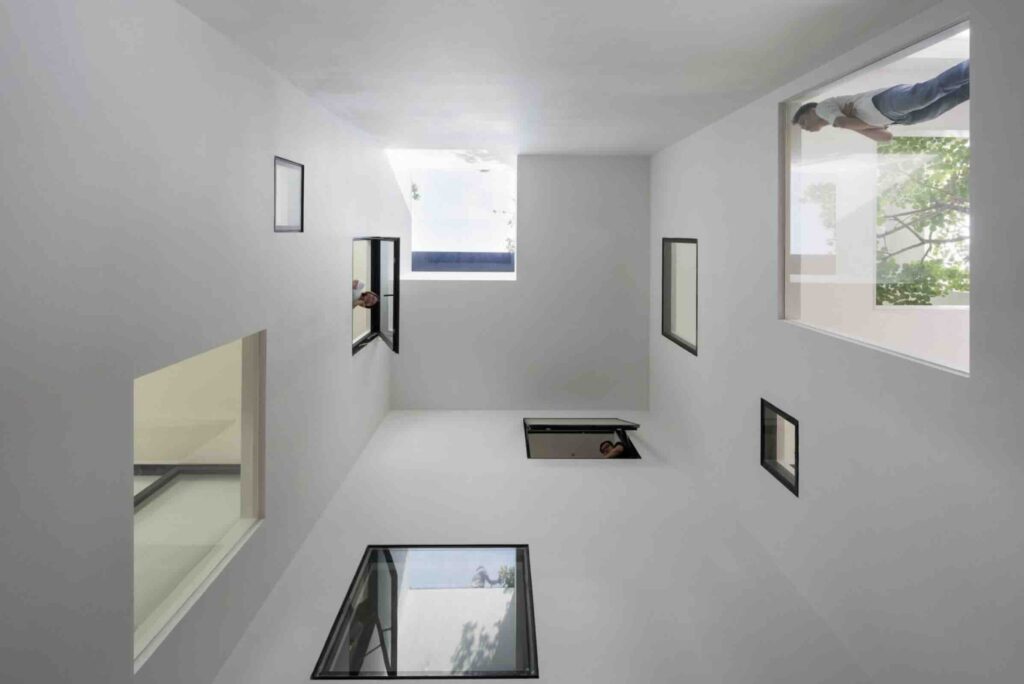MIA Design Studio trang trí nhà kiểu Việt với những chậu cây nhô ra ngoài