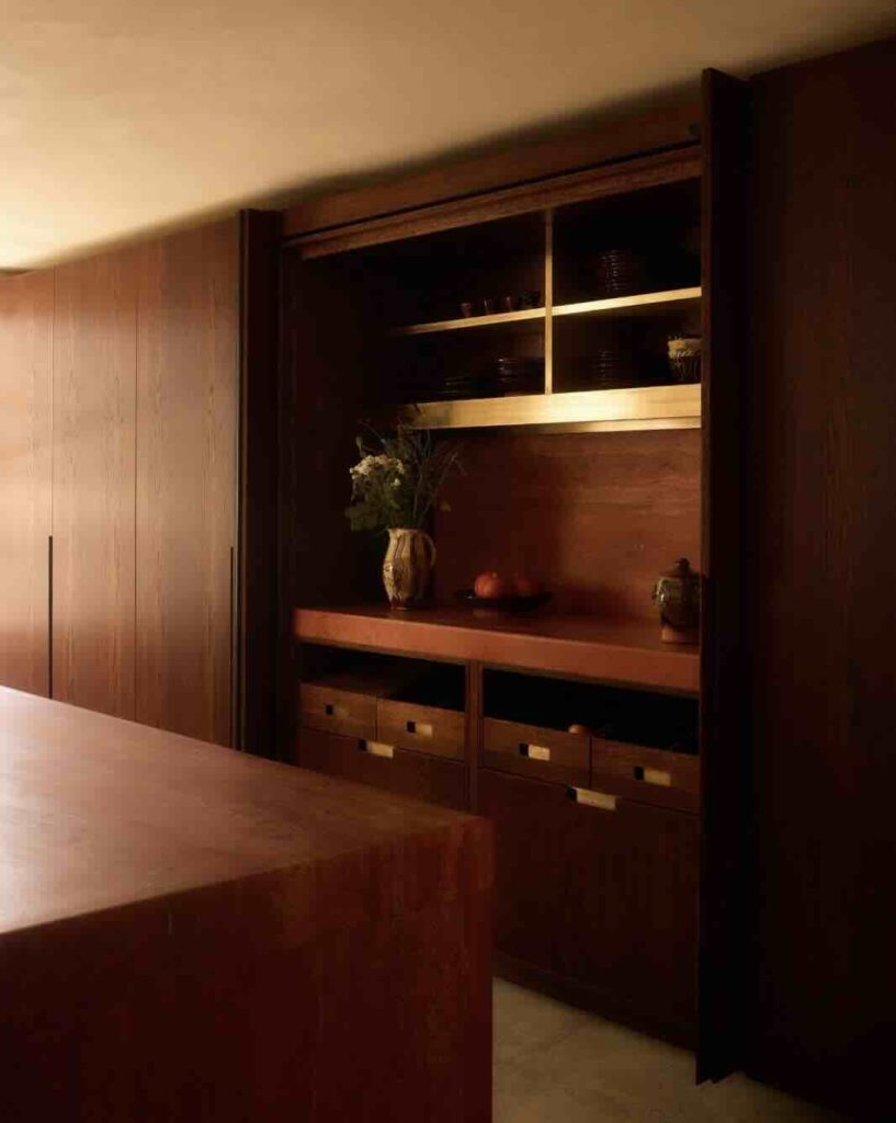 Căn bếp với mặt bàn bằng đá travertine đỏ tạo nên trái tim của ngôi nhà này ở East Sussex