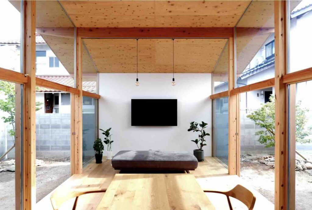 Phương pháp xây dựng truyền thống kiểu cột và dầm của Nhật Bản đã được sử dụng.